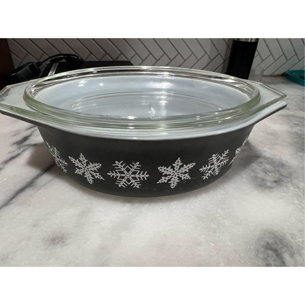 Vtg Pyrex Matte Black Snowflake 1-1/2 Qt Covered Casserole Dish with Lid 043